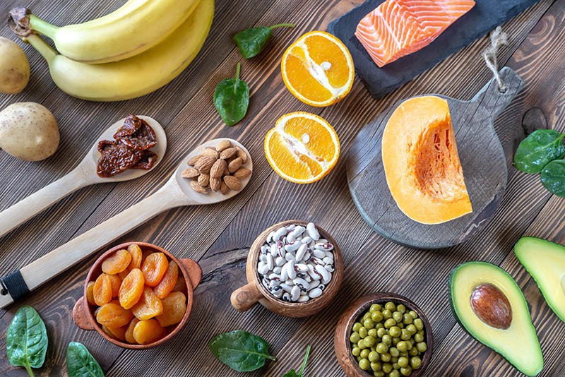 В каких продуктах содержится хром больше всего и чем он полезен для ...